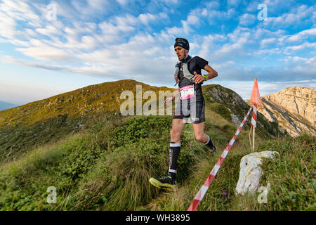 Zorzone, Serina, Italien 1 Septemper 2019: Europäische Skymarathon Meisterschaft. Athleten in Aktion bergab auf dem Gras Stockfoto