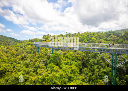 Yanoda, Hainan, China - 15.07.2019: Personen mit Panorama Brücke aus Glas in der Yanoda rain forest park auf der Insel Hainan in der Stadt Sanya, China Stockfoto