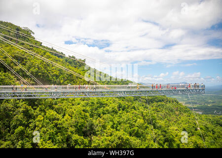 Yanoda, Hainan, China - 15.07.2019: Personen mit Panorama Brücke aus Glas in der Yanoda rain forest park auf der Insel Hainan in der Stadt Sanya, China Stockfoto