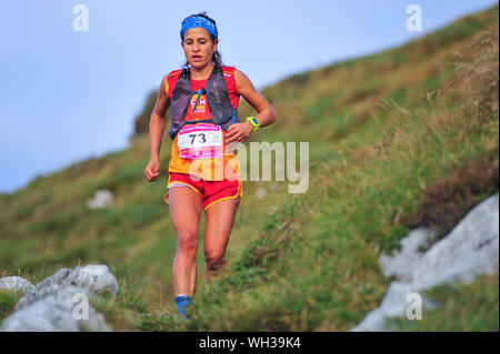 Zorzone, Serina, Italien 1 Septemper 2019: Europäische Skymarathon Meisterschaft. Weibliche Athleten downhill auf der Wiese Stockfoto