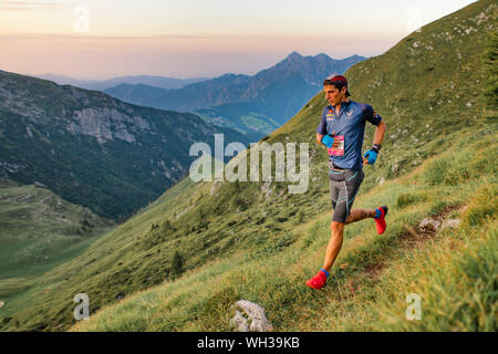 Zorzone, Serina, Italien 1 Septemper 2019: Europäische Skymarathon Meisterschaft. Ein Athlet auf einen Pfad Stockfoto