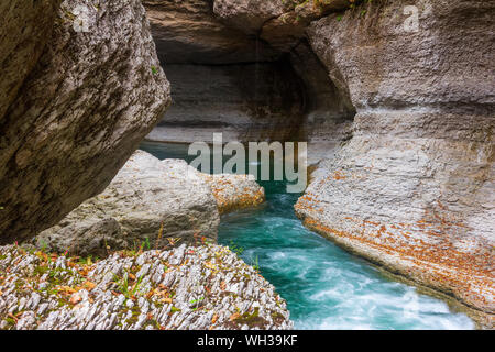 Mountain River mit smaragdgrüner Wasser in einem Stein Schlucht Stockfoto