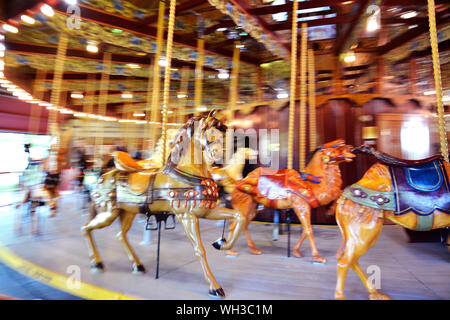 Vintage Lakeside Park Karussell, in Port Dalhousie, St. Catharines, Ontario, Kanada. Antikes Karussell Pferd mit Motion Blur fotografiert. Stockfoto