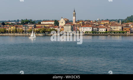 Schöne Aussicht von Arona, Novara, Italien, mit einem Segelboot Segeln am Lago Maggiore Stockfoto