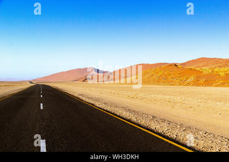 Einsame Straße durch die Wüste Namib, Namibia Stockfoto