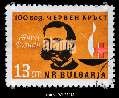 Stempel gedruckt in Bulgarien zeigt Henri Dunant, Gründer des Roten Kreuzes, 100-jähriges Jubiläum des Roten Kreuzes Serie, ca. 1964. Stockfoto