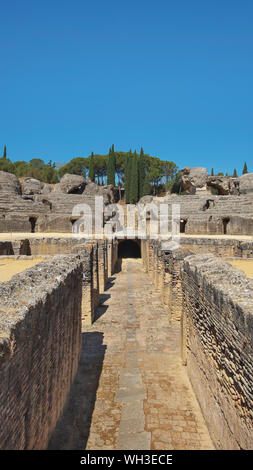 Ruinen der herrliche Amphitheater, Teil der archäologische Ensemble von Italica, Stadt mit einer strategischen Rolle im Römischen Reich, Santiponce, Sevilla Stockfoto