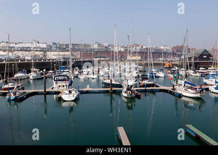 Weitwinkelaufnahme von Ramsgate Hafen im Inland suchen, in Richtung auf die Bögen an der Military Road Stockfoto