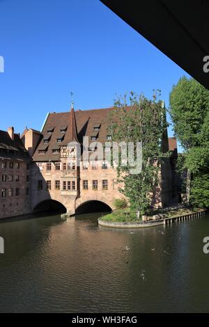 Nürnberg Sehenswürdigkeiten Stadt in Deutschland (Region Mittelfranken). Heiligen Geist Hospital (Heilig-Geist-Spital) auf der Pegnitz. Stockfoto