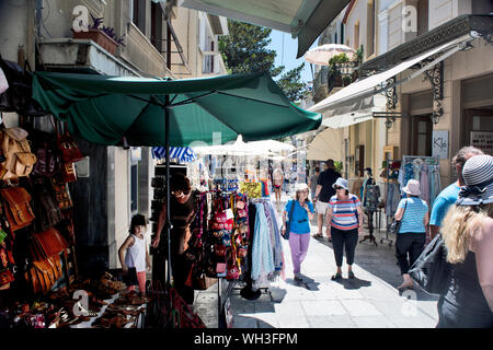 Athen, Griechenland, 04.Juni 2016. Ansicht von einer der Einkaufsstraßen in Athen Plaka Viertel. Stockfoto