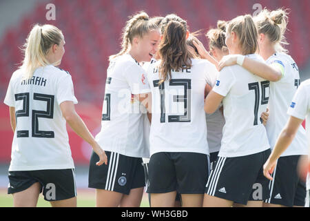 Kassel, Deutschland. 31 Aug, 2019. Jubel Traube von deutschen Spielern nach dem Ziel zu 7:0 für Deutschland, Jubel, Jubeln, Jubeln, Freude, Jubel, Feiern, goaljubel, halb Bild, halb Abbildung, Fußball Laenderspiel, Frauen, EM-Qualifikation, Deutschland (GER) - Montenegro (MNE) 10:0, am 31.08.2019 in Kassel/Deutschland. € | Nutzung der weltweiten Kredit: dpa/Alamy leben Nachrichten Stockfoto