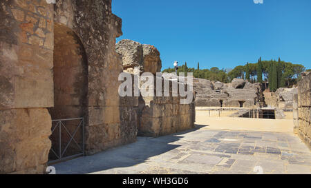 Ruinen der herrliche Amphitheater, Teil der archäologische Ensemble von Italica, Stadt mit einer strategischen Rolle im Römischen Reich, Santiponce, Sevilla Stockfoto