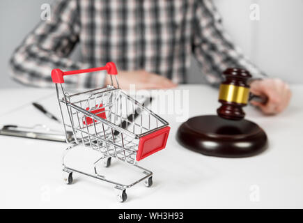 Warenkorb und Auktion hammer Stockfoto