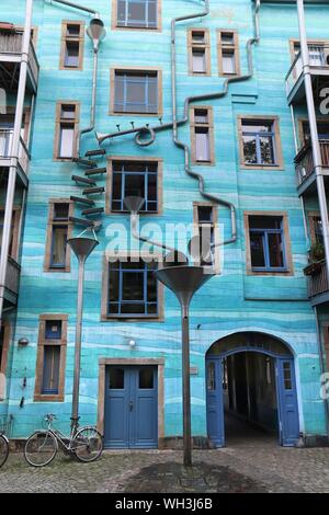 DRESDEN, Deutschland - 10. MAI 2018: Kunsthof Passage in der Neustadt von Dresden. Kunsthofpassage ist ein Satz von Innenhöfen verjüngt mit moder Stockfoto