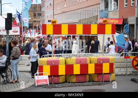 Linköping, Schweden - 25. AUGUST 2018: Anti Fahrzeug Barrieren an Stadsfest (Stadtfest) in Linköping, Schweden. Linkoping Stadsfest ist einer der größten ci Stockfoto