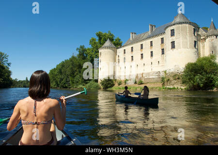 Das Chateau de La Guerche mit einer Familie in Kajaks auf dem Fluss La Creuse im Indre und Loire Tal, Frankreich Stockfoto