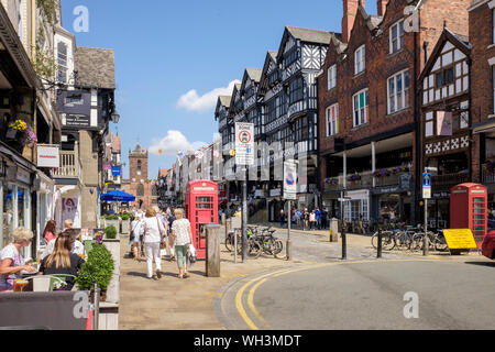 Cafe und Käufer in der Fußgängerzone der Innenstadt im Sommer. Bridge Street, Chester, Cheshire, England, Großbritannien, Großbritannien Stockfoto