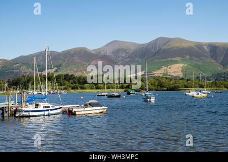 Boote auf Derwentwater mit Skiddaw Berg als Hintergrund im Lake District National Park. Nichol End, Keswick, Cumbria, England, Großbritannien Stockfoto