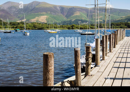 Boote und Steg Derwentwater mit Berg Skiddaw als Kulisse in Lake District National Park. Nichol Ende, Keswick, Cumbria, England, Großbritannien, Großbritannien Stockfoto