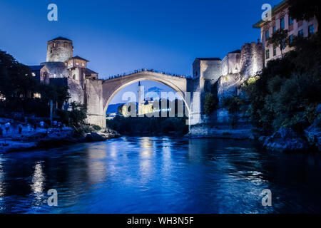 Alte Brücke Stari Most in der Nacht in der Stadt Mostar in Bosnien und Herzegowina, die im 16. Jahrhundert vom Osmanischen Reich gebaut Stockfoto