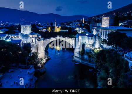 Alte Brücke Stari Most in der Nacht in der Stadt Mostar in Bosnien und Herzegowina, die im 16. Jahrhundert vom Osmanischen Reich gebaut Stockfoto