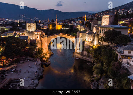 Alte Brücke Stari Most in der Nacht in der Stadt Mostar in Bosnien und Herzegowina, die im 16. Jahrhundert vom Osmanischen Reich gebaut Stockfoto