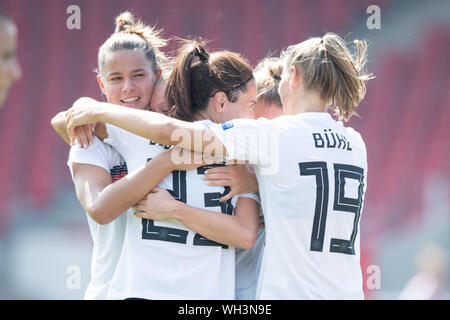 Jubel Traube der deutschen Spielern nach dem Ziel zu 8:0 für Deutschland, Jubel, Jubeln, Jubeln, Freude, Jubel, Feiern, goaljubel, halb Bild, halb Abbildung, Fußball Laenderspiel, Frauen, EM-Qualifikation, Deutschland (GER) - Montenegro (MNE) 10:0, am 31.08.2019 in Kassel/Deutschland. € | Nutzung weltweit Stockfoto