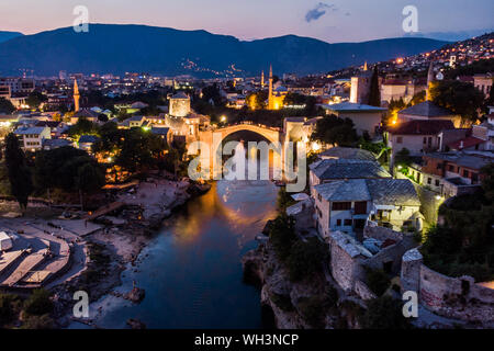 Alte Brücke Stari Most in der Nacht in der Stadt Mostar in Bosnien und Herzegowina, die im 16. Jahrhundert vom Osmanischen Reich gebaut Stockfoto