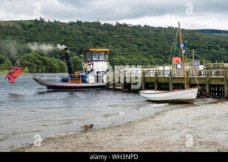 Coniston Starten Sie Steam Yacht Gondola vertäut am Steg Coniston Water in Lake District National Park. Cumbria, England, Großbritannien, Großbritannien Stockfoto