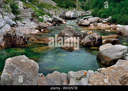 Mountain River mit riesigen Felsen und natürlichen Pools Stockfoto