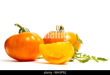 Frisch und roh gelbe Tomaten isolieren auf Weiß Stockfoto