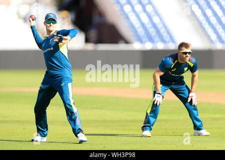 Australiens Steve Smith (links) und David Warner während einer Netze Session im Old Trafford, Manchester. Stockfoto