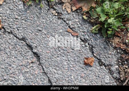 Beschädigte Straße in Göteborg, Schweden. Konzept für die Instandhaltung der Straßen. Stockfoto