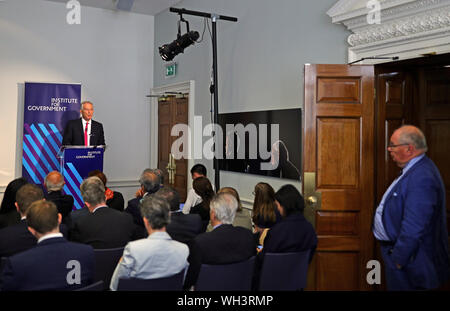 Der ehemalige Premierminister Tony Blair sprechen am Institut für Regierung in London, wo er für Arbeit aufgerufen, jede Bewegung von Boris Johnson Notfall Wahlen zu halten, bis Brexit gelöst wurde. Stockfoto