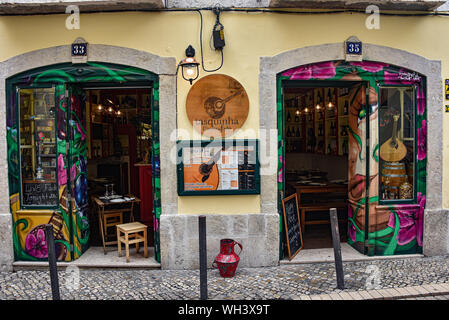 Lissabon, Portugal - Juli 27, 2019: Fado Restaurant im Stadtteil Alfama von Lissabon Stockfoto