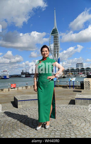 Portsmouth, Großbritannien. 1. Sep 2019. Portsmouth, Großbritannien. 1. September 2019. Die Festland Chinesen singen zusammen Ich liebe mein Land (我爱我的国家) Die china-britain Kleid Art Festival und der Feier des Großen China 70-jähriges Jubiläum 2019. Ein "Qipao 'Flash Fackellauf begann in Portsmouth. Das chinesische Festland in 28 Landkreisen und Städten in Großbritannien wird in den Tausenden von cheongsams und Ende in London am 28. September 2019, Großbritannien teilnehmen. Bild Capital/Alamy leben Nachrichten Stockfoto