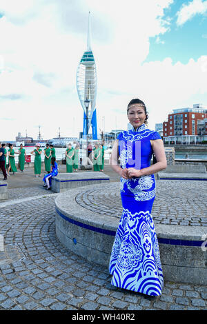 Portsmouth, Großbritannien. 1. Sep 2019. Portsmouth, Großbritannien. 1. September 2019. Die Festland Chinesen singen zusammen Ich liebe mein Land (我爱我的国家) Die china-britain Kleid Art Festival und der Feier des Großen China 70-jähriges Jubiläum 2019. Ein "Qipao 'Flash Fackellauf begann in Portsmouth. Das chinesische Festland in 28 Landkreisen und Städten in Großbritannien wird in den Tausenden von cheongsams und Ende in London am 28. September 2019, Großbritannien teilnehmen. Bild Capital/Alamy leben Nachrichten Stockfoto
