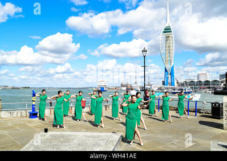 Portsmouth, Großbritannien. 1. Sep 2019. Die Festland Chinesen singen zusammen Ich liebe mein Land (我爱我的国家) Die china-britain Kleid Art Festival und der Feier des Großen China 70-jähriges Jubiläum 2019. Ein "Qipao 'Flash Fackellauf begann in Portsmouth. Das chinesische Festland in 28 Landkreisen und Städten in Großbritannien wird in den Tausenden von cheongsams und Ende in London am 28. September 2019, Großbritannien teilnehmen. Bild Capital/Alamy leben Nachrichten Stockfoto