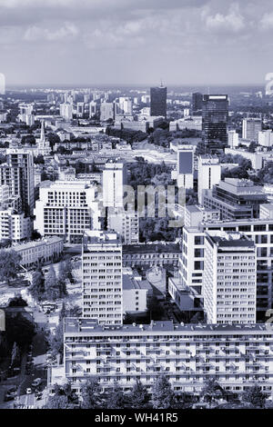 Warschau, Polen. Blick auf die Wolkenkratzer und ältere Architektur von den berühmten Palast der Kultur und Wissenschaft, das höchste Gebäude in Polen. Stockfoto