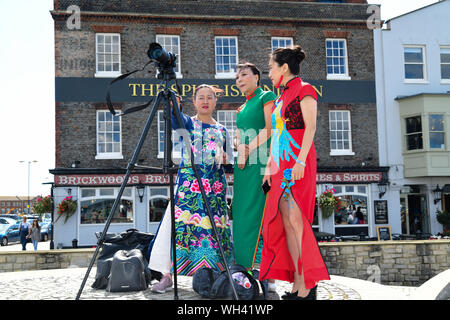 Portsmouth, Großbritannien. 1. Sep 2019. Die Festland Chinesen singen zusammen Ich liebe mein Land (我爱我的国家) Die china-britain Kleid Art Festival und der Feier des Großen China 70-jähriges Jubiläum 2019. Ein "Qipao 'Flash Fackellauf begann in Portsmouth. Das chinesische Festland in 28 Landkreisen und Städten in Großbritannien wird in den Tausenden von cheongsams und Ende in London am 28. September 2019, Großbritannien teilnehmen. Bild Capital/Alamy leben Nachrichten Stockfoto