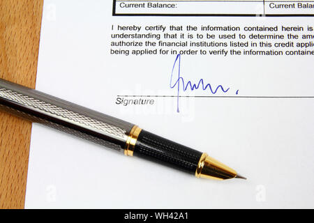 Unterschrift unter einen Vertrag mit einem Füller. Die Signatur ist fiktiv. Stockfoto