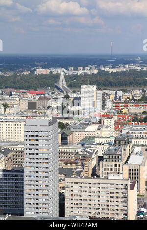 Warschau, Polen. Blick auf die Wolkenkratzer und ältere Architektur von den berühmten Palast der Kultur und Wissenschaft, das höchste Gebäude in Polen. Stockfoto