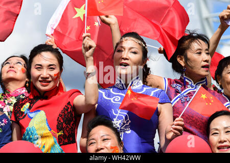 Portsmouth, Großbritannien. 1. Sep 2019. Die Festland Chinesen singen zusammen Ich liebe mein Land (我爱我的国家) Die china-britain Kleid Art Festival und der Feier des Großen China 70-jähriges Jubiläum 2019. Ein "Qipao 'Flash Fackellauf begann in Portsmouth. Das chinesische Festland in 28 Landkreisen und Städten in Großbritannien wird in den Tausenden von cheongsams und Ende in London am 28. September 2019, Großbritannien teilnehmen. Bild Capital/Alamy leben Nachrichten Stockfoto