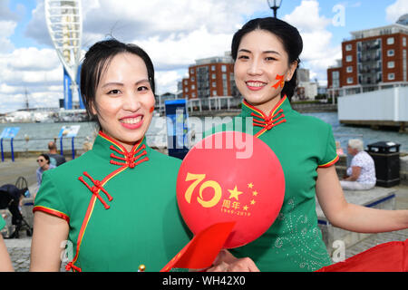 Portsmouth, Großbritannien. 1. Sep 2019. Die Festland Chinesen singen zusammen Ich liebe mein Land (我爱我的国家) Die china-britain Kleid Art Festival und der Feier des Großen China 70-jähriges Jubiläum 2019. Ein "Qipao 'Flash Fackellauf begann in Portsmouth. Das chinesische Festland in 28 Landkreisen und Städten in Großbritannien wird in den Tausenden von cheongsams und Ende in London am 28. September 2019, Großbritannien teilnehmen. Bild Capital/Alamy leben Nachrichten Stockfoto