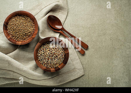 Trockene samen Quinoa und Buchweizen Getreide. Superfood und gesundes Glutenfreies essen Konzept. Stockfoto