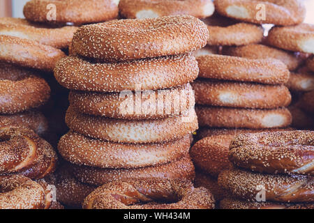 Türkische Bagel Simit mit Sesam, traditionelles Gebäck der Türkei Stockfoto