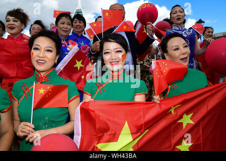 Portsmouth, Großbritannien. 1. Sep 2019. Die Festland Chinesen singen zusammen Ich liebe mein Land (我爱我的国家) Die china-britain Kleid Art Festival und der Feier des Großen China 70-jähriges Jubiläum 2019. Ein "Qipao 'Flash Fackellauf begann in Portsmouth. Das chinesische Festland in 28 Landkreisen und Städten in Großbritannien wird in den Tausenden von cheongsams und Ende in London am 28. September 2019, Großbritannien teilnehmen. Bild Capital/Alamy leben Nachrichten Stockfoto
