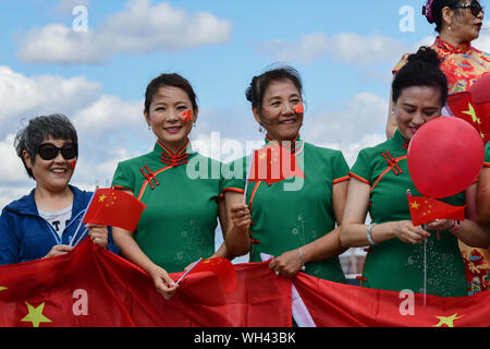 Portsmouth, Großbritannien. 1. Sep 2019. Die Festland Chinesen singen zusammen Ich liebe mein Land (我爱我的国家) Die china-britain Kleid Art Festival und der Feier des Großen China 70-jähriges Jubiläum 2019. Ein "Qipao 'Flash Fackellauf begann in Portsmouth. Das chinesische Festland in 28 Landkreisen und Städten in Großbritannien wird in den Tausenden von cheongsams und Ende in London am 28. September 2019, Großbritannien teilnehmen. Bild Capital/Alamy leben Nachrichten Stockfoto