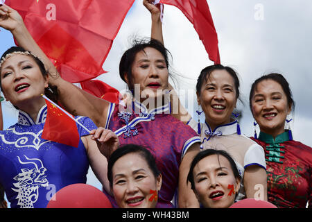 Portsmouth, Großbritannien. 1. Sep 2019. Die Festland Chinesen singen zusammen Ich liebe mein Land (我爱我的国家) Die china-britain Kleid Art Festival und der Feier des Großen China 70-jähriges Jubiläum 2019. Ein "Qipao 'Flash Fackellauf begann in Portsmouth. Das chinesische Festland in 28 Landkreisen und Städten in Großbritannien wird in den Tausenden von cheongsams und Ende in London am 28. September 2019, Großbritannien teilnehmen. Bild Capital/Alamy leben Nachrichten Stockfoto