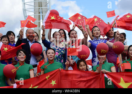 Portsmouth, Großbritannien. 1. Sep 2019. Die Festland Chinesen singen zusammen Ich liebe mein Land (我爱我的国家) Die china-britain Kleid Art Festival und der Feier des Großen China 70-jähriges Jubiläum 2019. Ein "Qipao 'Flash Fackellauf begann in Portsmouth. Das chinesische Festland in 28 Landkreisen und Städten in Großbritannien wird in den Tausenden von cheongsams und Ende in London am 28. September 2019, Großbritannien teilnehmen. Bild Capital/Alamy leben Nachrichten Stockfoto